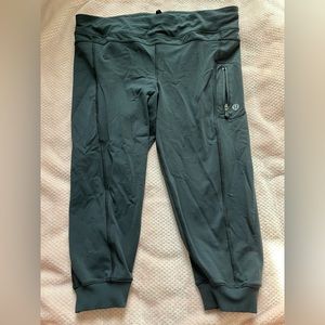 Lululemon crops size 6